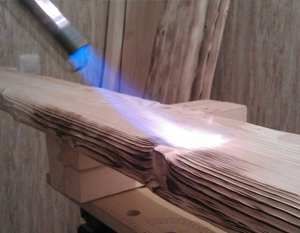 Использование паяльной лампы для текстурирования древесины: техника безопасности и тонкости процесса