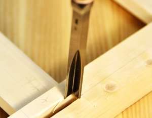 Техника долбления глубоких пазов стамеской: методы уменьшения нагрузки на инструмент