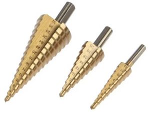 Использование оснастки для дрели: от вертикального сто́яка до фрезерных направляющих