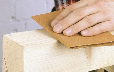 Ручное шлифование древесины наждачной бумагой
