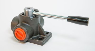 Кран трехходовой 3/4" Болгария (Чугун, 250 бар, 120 л/м) с открытым центром DDF3